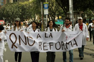 Miles de personas pertenecientes a múltiples sectores del sistema de salud protestaron durante varios meses. La presión ciudadana surtió efecto. Hoy, la Reforma Ordinaria a la Salud del gobierno Santos es historia.