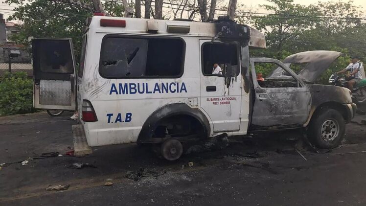 INFORME DE PRENSA: Como un crimen contra la misma comunidad, catalogaron voceros de la Asociación Colombiana de Empresas Sociales del Estado y Hospitales Públicos, ACESI, la destrucción de dos ambulancias en vías de Caucasia, Antioquia, este fin de semana.